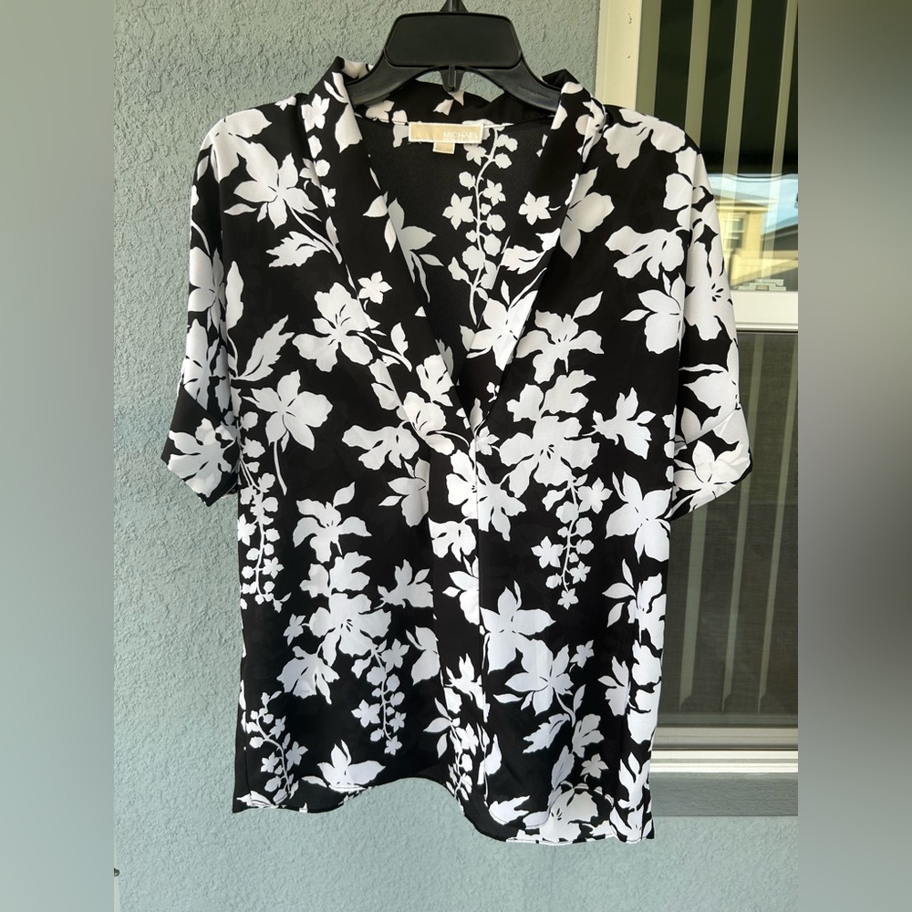 Michael Kors V-neck Front pleat Floral Cuff Roll Tab Short Sleeve Top Size Med